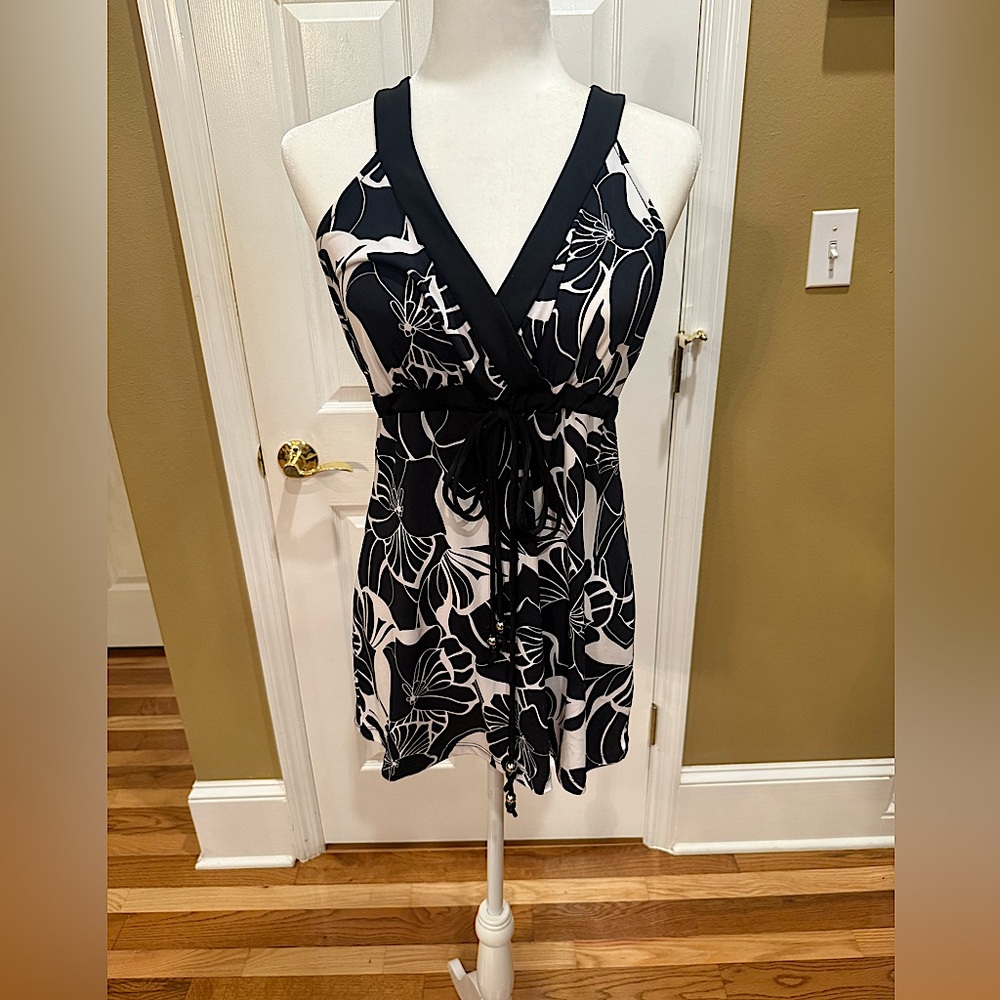 White House Black Market Black and White Floral Tank - Small